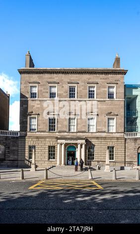 Façade néoclassique de la Dublin City Gallery The Hugh Lane, hébergée dans la maison Charlemont construite au milieu du 18e siècle par William Chambers, Dublin, Irlande Banque D'Images