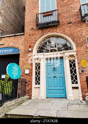 Devant le James Joyce Centre, musée dédié au célèbre écrivain irlandais, dans une maison de ville géorgienne à North Great George's Street, Dublin, Irlande Banque D'Images