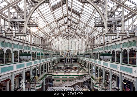 Bâtiment en fer et verre du centre commercial St Stephen's Green au sommet de Grafton Street, avec des magasins et des gens, centre-ville de Dublin, Irlande Banque D'Images
