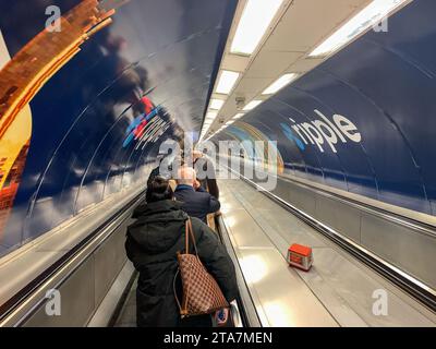 Londres, Royaume-Uni. 28 novembre 2023. Les navetteurs et les passagers retardés arrivent à Bank Underground et utilisent le voyagiste pour sortir de la gare après des retards à la gare de Waterloo. Crédit : Maureen McLean/Alamy Banque D'Images