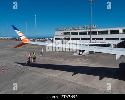 Madère, Portugal, 16 mai 2022 : vue au-dessus de l'aile de l'avion vers l'aéroport de Funchal après l'atterrissage. Porte principale. Paysage de piste de l'aéroport de Funchal. Cristiano Banque D'Images