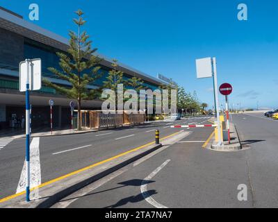 Madère, Portugal, 16 mai 2022 : vue de la façade du bâtiment principal de l'aéroport de Funchal. Aéroport international Cristiano Ronaldo à Madère Banque D'Images