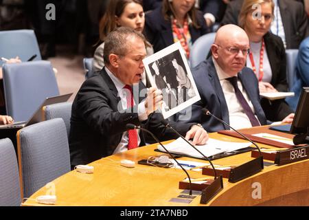 L’ambassadeur Gilad Erdan d’Israël montrant une photo du Grand Mufti de Jérusalem, Haj Amin al-Husseini rencontrant Adolf Hitler en 1941 alors qu’il s’exprimait lors d’une réunion du SC sur la situation au Moyen-Orient, y compris la question palestinienne au siège de l’ONU à New York le 29 novembre 2023 Banque D'Images