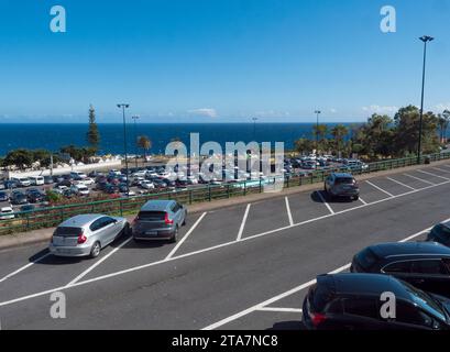 Madère, Portugal, 16 mai 2022 : vue sur la grande place de parking et le parking de location de voitures à l'aéroport de Funchal. Aéroport international Cristiano Ronaldo en Banque D'Images