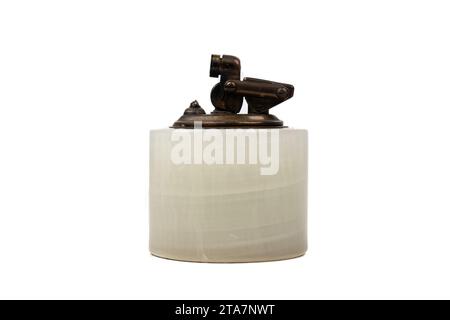 briquet vintage mécanique en bronze et marbre isolé sur fond blanc Banque D'Images