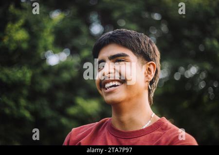 Vue à angle bas d'un adolescent heureux au parc Banque D'Images