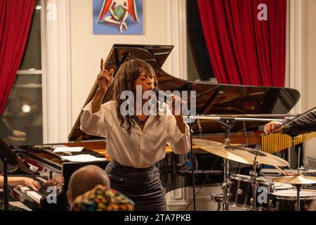 Sonya Hensley se produit à la fête d'anniversaire de l'artiste Mark Kostabi dans sa maison de ville de Chelsea à New York, NY le 27 novembre 2023 (photo de David Warren /Sipa? USA) crédit : SIPA USA/Alamy Live News Banque D'Images