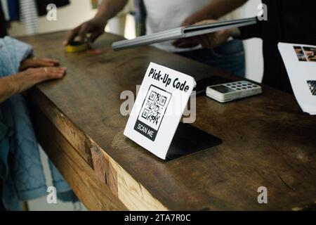 Lecteur de codes-barres conservé sur la table de l'atelier de réparation Banque D'Images