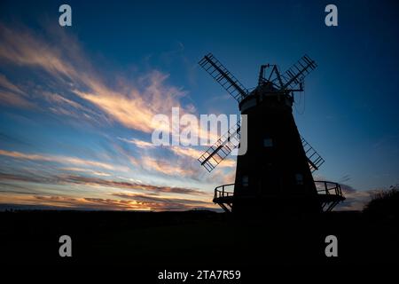 Thaxted, Royaume-Uni 29 novembre 2023. Thaxted Essex Thaxted Windmill Against Clear Evening Sky permettant au temps froid d'hiver de s'installer 29 Nov 2023 Thaxted Windmill également connu sous le nom de John Webb Windmill construit au début du 19e siècle se dresse contre un ciel clair au crépuscule avec quelques nuages Cirrus légers de haute altitude indiquant des conditions météorologiques glaciales viens. Crédit : BRIAN HARRIS/Alamy Live News Banque D'Images