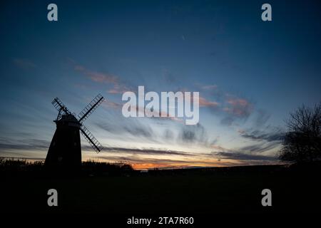 Thaxted, Royaume-Uni 29 novembre 2023. Thaxted Essex Thaxted Windmill Against Clear Evening Sky permettant au temps froid d'hiver de s'installer 29 Nov 2023 Thaxted Windmill également connu sous le nom de John Webb Windmill construit au début du 19e siècle se dresse contre un ciel clair au crépuscule avec quelques nuages Cirrus légers de haute altitude indiquant des conditions météorologiques glaciales viens. Crédit : BRIAN HARRIS/Alamy Live News Banque D'Images