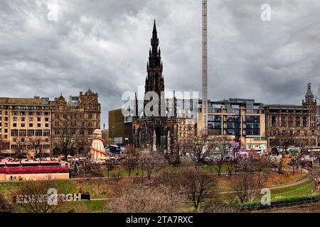 Edimbourg Ecosse Christmas Fair ou Market Princes Street attire la foule et la colonne Star Flyer Banque D'Images