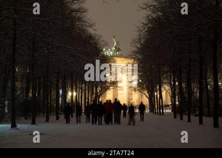 DAS Brandenburger Tor à Berlin BEI Schnee am 29.11.2023 *** la porte de Brandebourg à Berlin avec de la neige sur 29 11 2023 crédit : Imago/Alamy Live News Banque D'Images