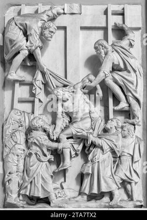 NAPLES, ITALIE - 21 AVRIL 2023 : le relief de la déposition dans l'église Basilica della Santissima Annunziata Maggiore par un artiste inconnu. Banque D'Images