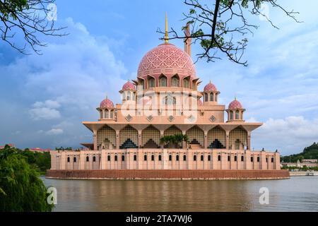 La mosquée Putra au lac Putrajaya, Putrajaya, Malaisie Banque D'Images