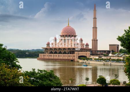 La mosquée Putra au lac Putrajaya, Putrajaya, Malaisie Banque D'Images