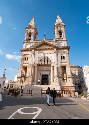 ALBEROBELLO, ITALIE - 29 OCTOBRE 2021 : prise de vue verticale de la basilique Chiesa Madre Santuario SS Medici Cosma e Damiano (Basilique des Saints Cosmas et Damia Banque D'Images