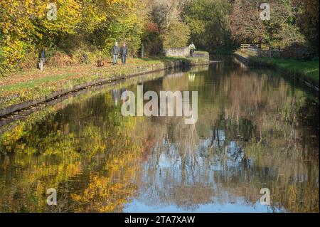 Couple marchant deux chiens, Monmouthsihire et canal de Brecon, aqueduc Brynich sur la rivière Usk Banque D'Images