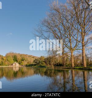 Swanbourne Lake avec salon de thé Swanbourne Lodge - Arundel, West Sussex, Royaume-Uni. Banque D'Images