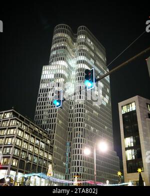 Berlin, Allemagne. 27 novembre 2023. Le bâtiment de grande hauteur de l'Upper West avec le siège allemand de Signa pris le 27.11.2023 à Berlin Charlottenburg. © PAR XAMAX crédit : XAMAX/dpa/Alamy Live News Banque D'Images