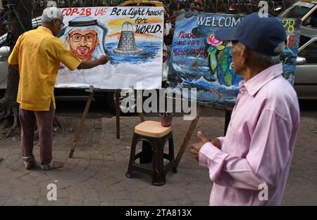 Mumbai, Inde. 29 novembre 2023. Un homme ressemble à un enseignant de l'école Gurukul de peinture d'art au milieu de l'accueil de la Conférence des Parties de la CCNUCC (COP 28) à Mumbai. La Conférence des Parties à la CCNUCC (COP 28) se tiendra du 30 novembre au 12 décembre 2023 à Expo City Dubai aux Émirats arabes Unis (eau) pour relever le défi mondial du changement climatique. Crédit : SOPA Images Limited/Alamy Live News Banque D'Images