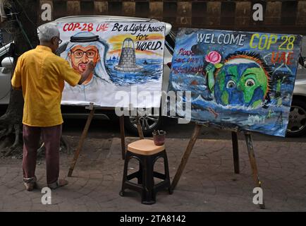 Mumbai, Inde. 29 novembre 2023. Un enseignant de l'école d'art Gurukul a vu la peinture au milieu de l'accueil de la Conférence des Parties de la CCNUCC (COP 28) à Mumbai. La Conférence des Parties à la CCNUCC (COP 28) se tiendra du 30 novembre au 12 décembre 2023 à Expo City Dubai aux Émirats arabes Unis (eau) pour relever le défi mondial du changement climatique. Crédit : SOPA Images Limited/Alamy Live News Banque D'Images