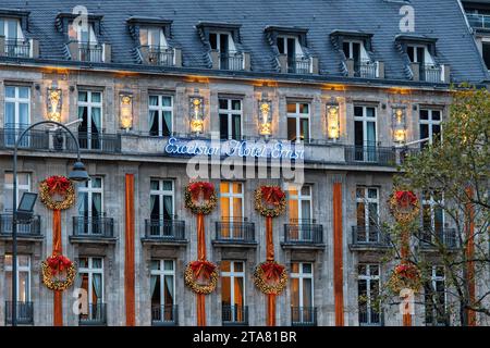 L'Excelsior Hotel Ernst près de la cathédrale à l'heure de Noël, grandhotel, Cologne, Allemagne. das Excelsior Hotel Ernst am Dom zur Weihnachtszeit, GRA Banque D'Images