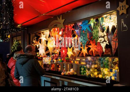 Stand avec des étoiles et des boules de sapin de Noël sur le marché de Noël à Roncalliplatz en face de la cathédrale, Cologne, Allemagne. Stand mit Sternen und Banque D'Images