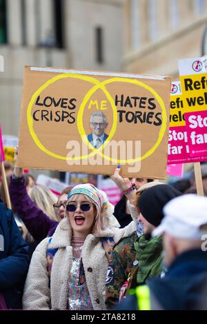 Les gens se rassemblent lors d'une manifestation contre le racisme devant la BBC Broadcasting House à Londres. Banque D'Images