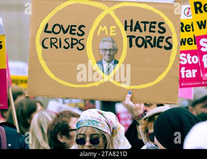 Les gens se rassemblent lors d'une manifestation contre le racisme devant la BBC Broadcasting House à Londres. Banque D'Images