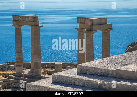 Ruines de l'ancien temple d'Athéna Lindia sur l'Acropole de Lindos, construit au 4e siècle av. J.-C. en amphiprostyle avec quatre colonnes doriques à l'avant et Banque D'Images