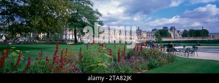 Touristes assis dans des chaises, jardin de Tuileries, Paris, Ile-de-France, France Banque D'Images