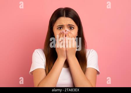 Oh non Portrait de Shocked Teen Girl couvrant la bouche avec les mains Banque D'Images