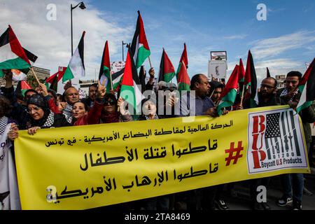 29 novembre 2023 : Tunis, Tunisie. 29 novembre 2023. Les Tunisiens organisent une marche de soutien aux Palestiniens dans le centre de la capitale tunisienne à l'occasion de la "Journée internationale de solidarité avec le peuple palestinien". Les participants ont agité le drapeau national palestinien et porté des banderoles condamnant ''les crimes d'Israël'' contre les Palestiniens et l'aide militaire américaine à Israël. Les manifestants ont également crié des slogans en soutien à la résistance palestinienne et exigeant un cessez-le-feu dans la bande de Gaza (image de crédit : © Hasan Mrad/IMAGESLIVE via ZUMA Press Wire) À USAGE ÉDITORIAL SEULEMENT! Non destiné à UN USAGE commercial ! Banque D'Images