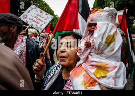 29 novembre 2023 : Tunis, Tunisie. 29 novembre 2023. Les Tunisiens organisent une marche de soutien aux Palestiniens dans le centre de la capitale tunisienne à l'occasion de la "Journée internationale de solidarité avec le peuple palestinien". Les participants ont agité le drapeau national palestinien et porté des banderoles condamnant ''les crimes d'Israël'' contre les Palestiniens et l'aide militaire américaine à Israël. Les manifestants ont également crié des slogans en soutien à la résistance palestinienne et exigeant un cessez-le-feu dans la bande de Gaza (image de crédit : © Hasan Mrad/IMAGESLIVE via ZUMA Press Wire) À USAGE ÉDITORIAL SEULEMENT! Non destiné à UN USAGE commercial ! Banque D'Images