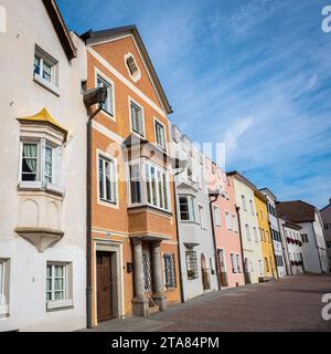 Anciennes maisons colorées dans la ville historique de Bruneck, Italie Banque D'Images