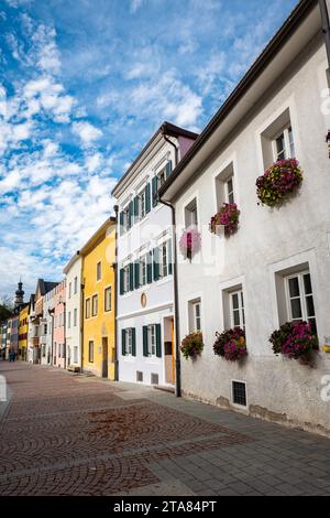 Rue dans l'ancienne ville de Brunico, Italie Banque D'Images