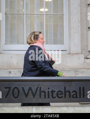 Londres, Royaume-Uni. 29 novembre 2023. Anne-Marie Trevelyan, ministre d'État pour l'Indo-Pacifique. Les ministres, l'un après l'autre, entrent dans le bureau du cabinet pour ce qui semble être des réunions inopinées à l'intérieur. Crédit : Imageplotter/Alamy Live News crédit : Imageplotter/Alamy Live News Banque D'Images