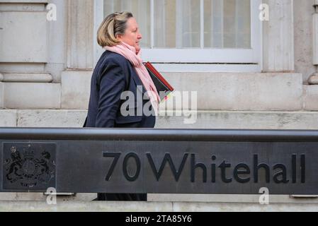 Londres, Royaume-Uni. 29 novembre 2023. Anne-Marie Trevelyan, ministre d'État pour l'Indo-Pacifique. Les ministres, l'un après l'autre, entrent dans le bureau du cabinet pour ce qui semble être des réunions inopinées à l'intérieur. Crédit : Imageplotter/Alamy Live News crédit : Imageplotter/Alamy Live News Banque D'Images