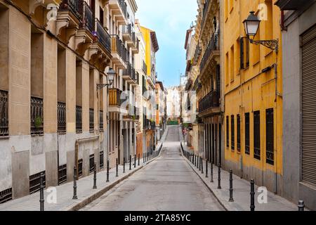 Petite ruelle à l'architecture traditionnelle espagnole dans le centre-ville de Madrid, Espagne Banque D'Images