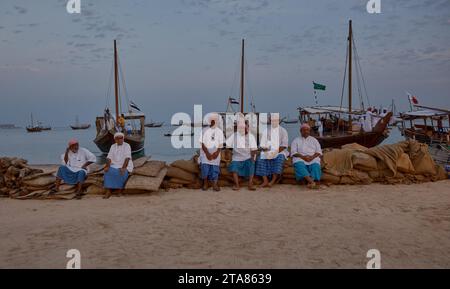 Un groupe de pêcheurs arabes traditionnels se produisant dans le village culturel Katara à Doha, Qatar coucher de soleil pendant Katara 13e festival traditionnel de boutre Banque D'Images