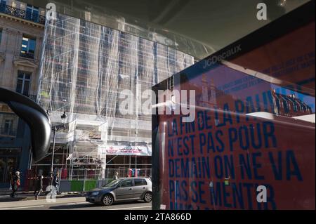 Paris, France. 29 novembre 2023. Une façade en cours de rénovation à un arrêt de bus. Opera Avenue. Paris en construction pour Paris 2024. Illustration de Paris, de la ville, des monuments, des chantiers, des habitants, et bien plus encore. Paris, France, le 24 novembre 2024. Photo de Patricia Huchot-Boissier/ABACAPRESS.COM crédit : Abaca Press/Alamy Live News Banque D'Images