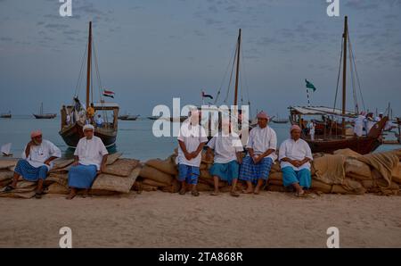 Un groupe de pêcheurs arabes traditionnels se produisant dans le village culturel Katara à Doha, Qatar coucher de soleil pendant Katara 13e festival traditionnel de boutre Banque D'Images