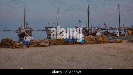 Un groupe de pêcheurs arabes traditionnels se produisant dans le village culturel Katara à Doha, Qatar coucher de soleil pendant Katara 13e festival traditionnel de boutre Banque D'Images