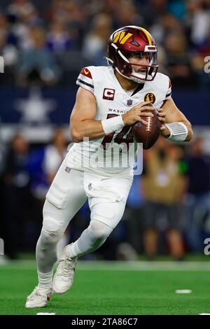 Le quarterback Sam Howell #14 des Washington Commanders sort pour passer lors d'un match de saison régulière contre les Cowboys de Dallas, jeudi 22 novembre 202 Banque D'Images