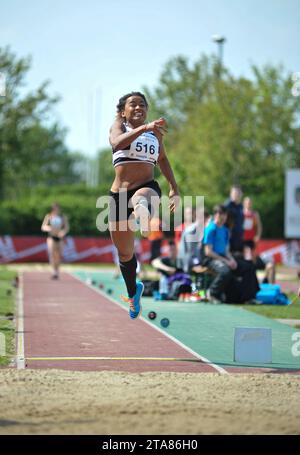 Jazmin Sawyers (Bristol University) en compétition dans le saut en longueur féminin U23 aux Championnats BUCS (British Universities and Colleges Sport), Bedfor Banque D'Images