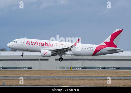 L'Airbus A320 de la compagnie aérienne émiratie Air Arabia atterrir à l'aéroport de Prague Banque D'Images