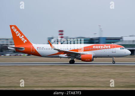 EasyJet Airbus A320 au décollage de Prague Banque D'Images