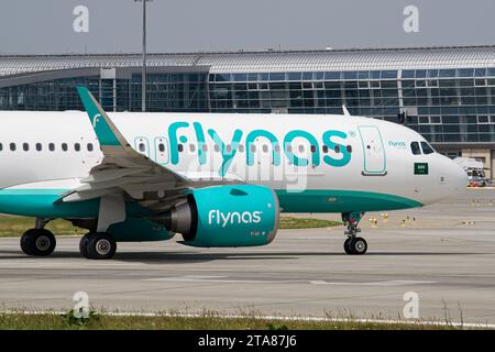 Photo en gros plan de Flynas Airbus A320 NEO de la compagnie aérienne saoudienne au sol après son atterrissage à l'aéroport de Lviv Banque D'Images