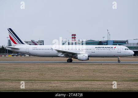 L'Airbus A321 d'Air France débute son décollage à l'aéroport de Prague Banque D'Images