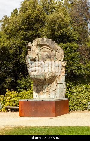 The Big face ou Tindaro Screpolato par Igor Mitoraj, Boboli Gardens, Florence, Italie. Banque D'Images